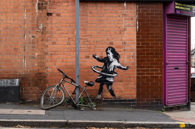 Obra de Bansky conocida con el sobrenombre de "Niña del hula-hula"