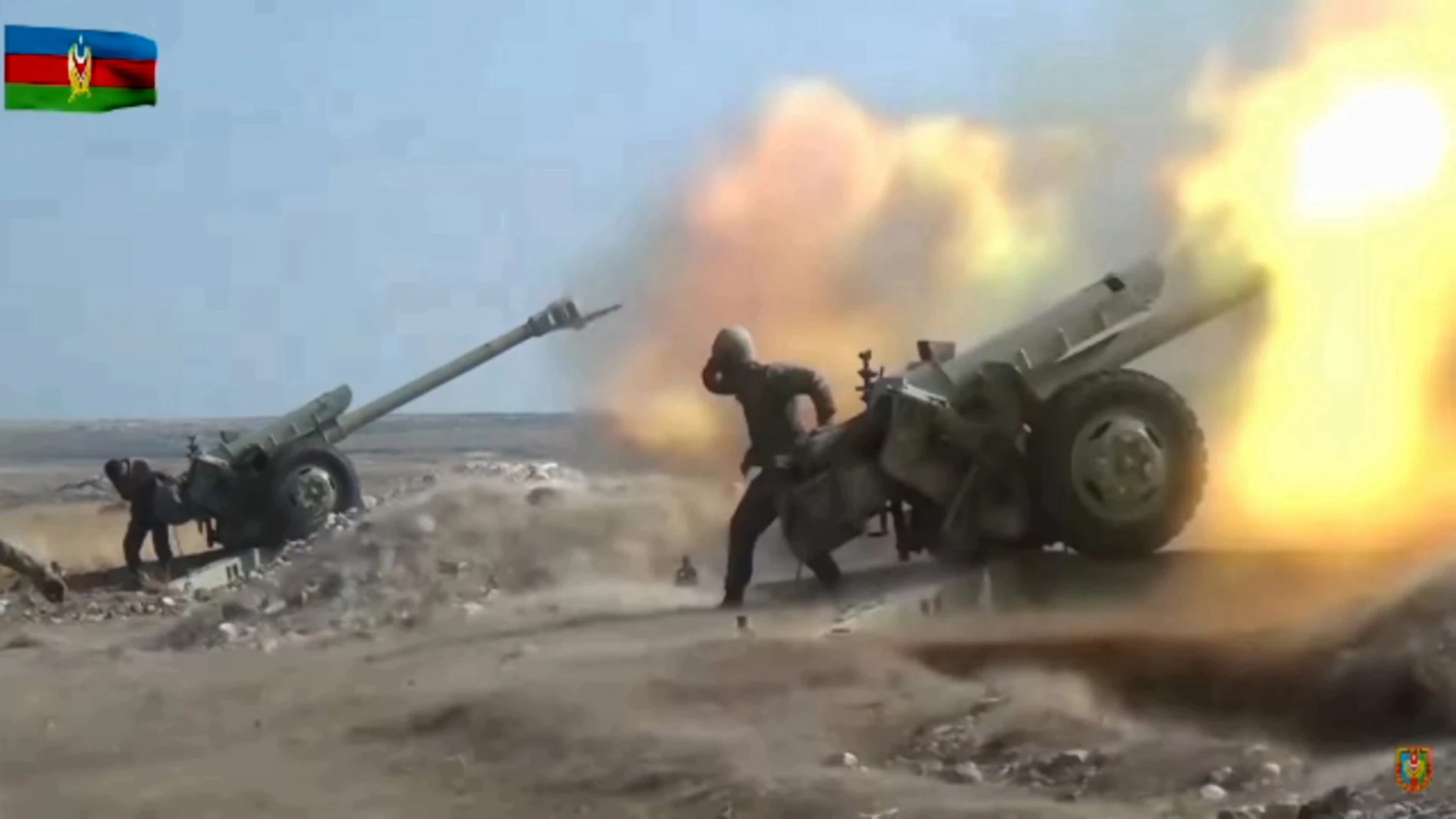El Ministerio de Defensa de Azerbaiyán mostró ataques de artillería durante una operación militar en Nagorno-Karabaj