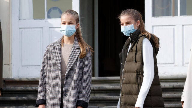 Leonor y Sofía apuestan por las tendencias de otoño: abrigo de cuadros y chaleco en su visita a Somao