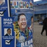 Carteles electorales promoviendo la candidatura presidencial de Luis Arce, líder del MAS, en El Alto (Bolivia)