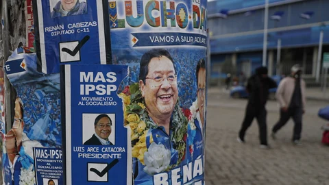 Carteles electorales promoviendo la candidatura presidencial de Luis Arce, líder del MAS, en El Alto (Bolivia)