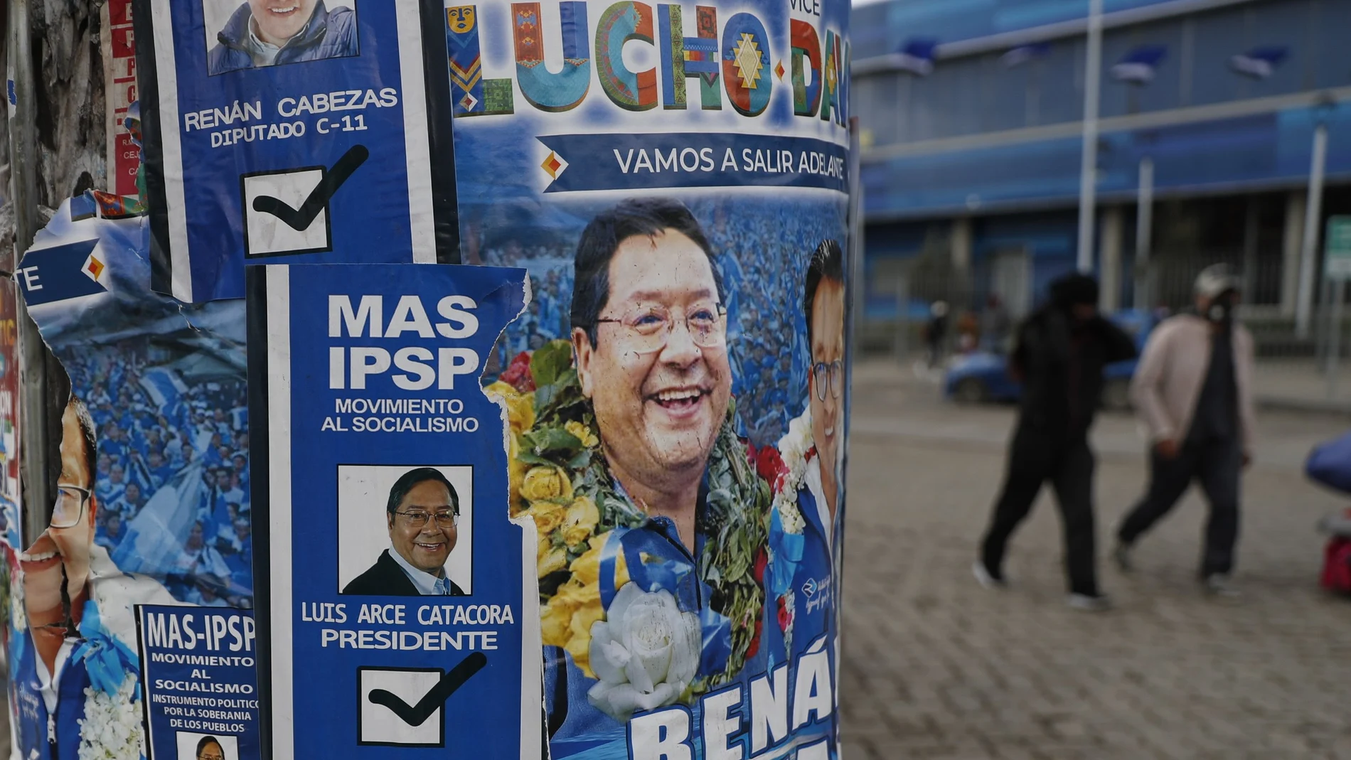 Carteles electorales promoviendo la candidatura presidencial de Luis Arce, líder del MAS, en El Alto (Bolivia)