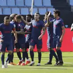 Los futbolistas del Atlético felicitan a Luis Suárez tras el gol al Celta