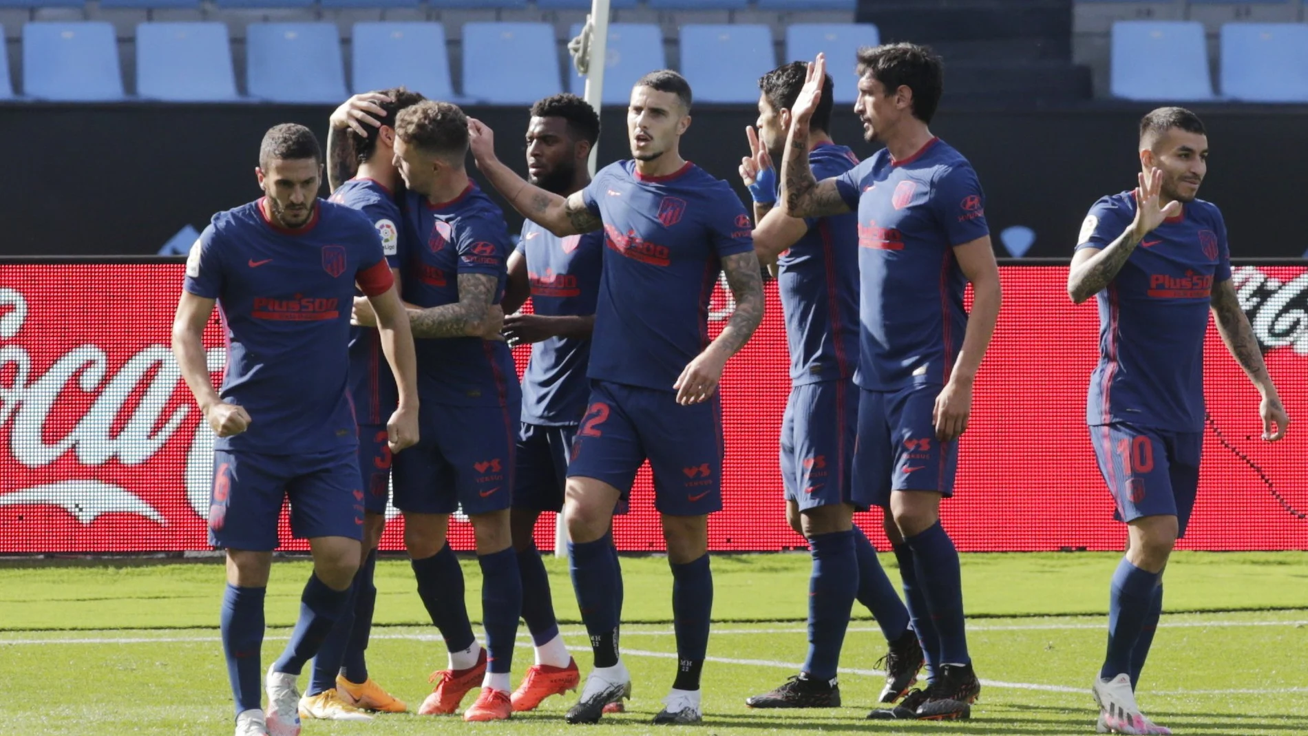 Los futbolistas del Atlético felicitan a Luis Suárez tras el gol al Celta