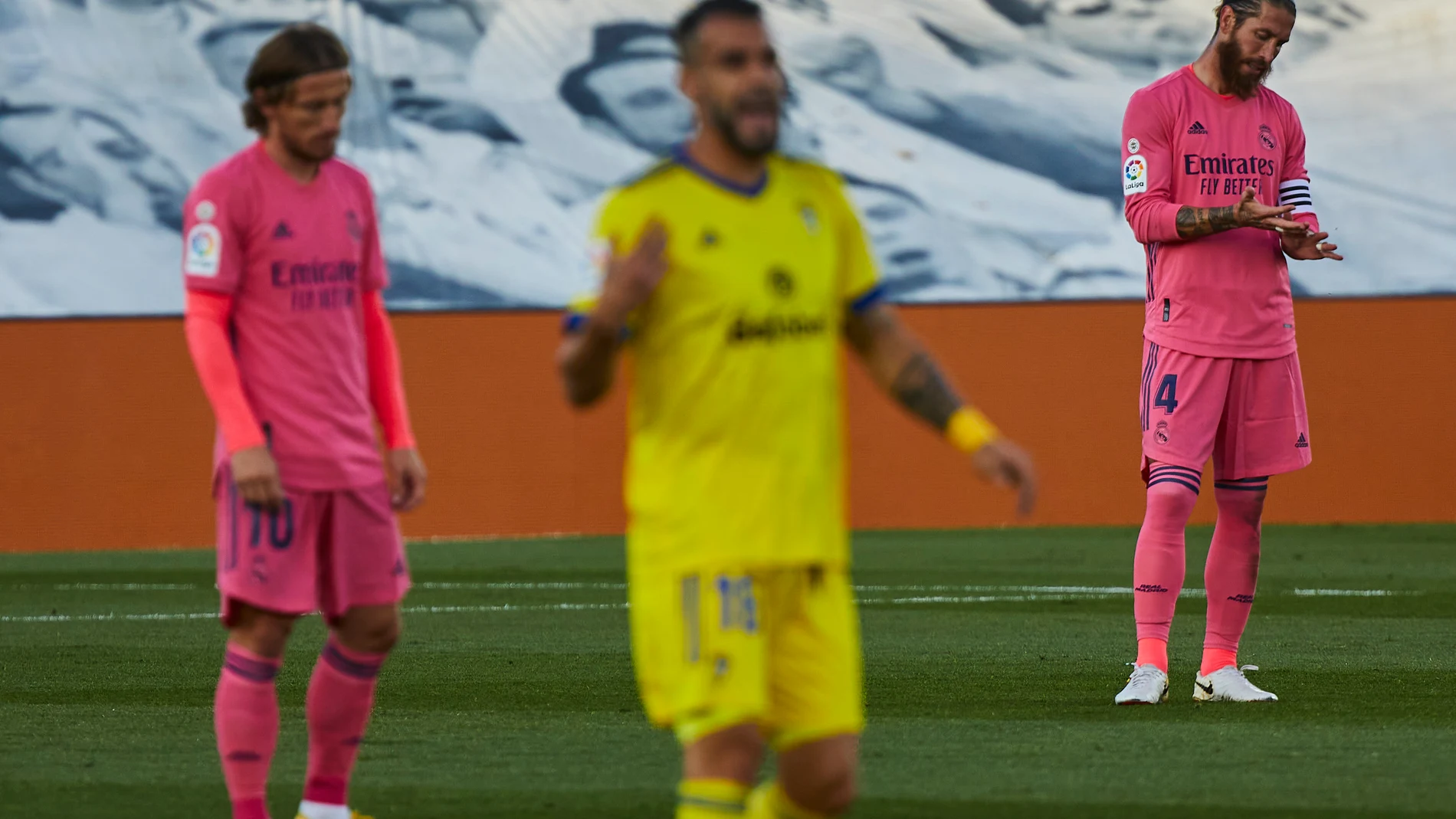 Ramos, de fondo tras el tanto del Cádiz