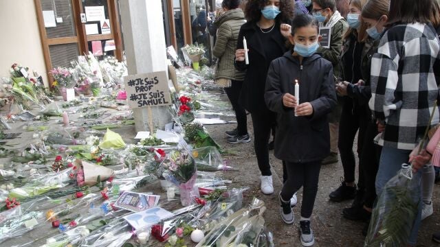 Los estudiantes se acercaron ayer a las puertas del instituto francés para rendir homenaje al profesor decapitado