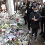 Los estudiantes se acercaron ayer a las puertas del instituto francés para rendir homenaje al profesor decapitado
