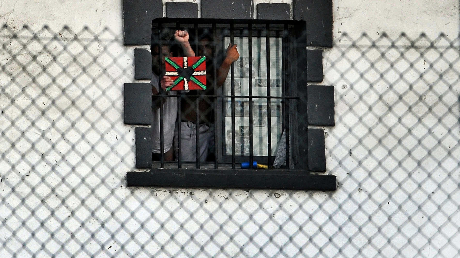 Dos presos de la banda terrorista ETA en la prisión de Martutene (San Sebastián)