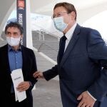 El presidente de la Generalitat, Ximo Puig junto al secretario autonómico de Turismo, Francesc Colomer (i) al inicio de la presentación del programa 'Viatgem CV - Bo Turístic de la Comunitat Valenciana'.