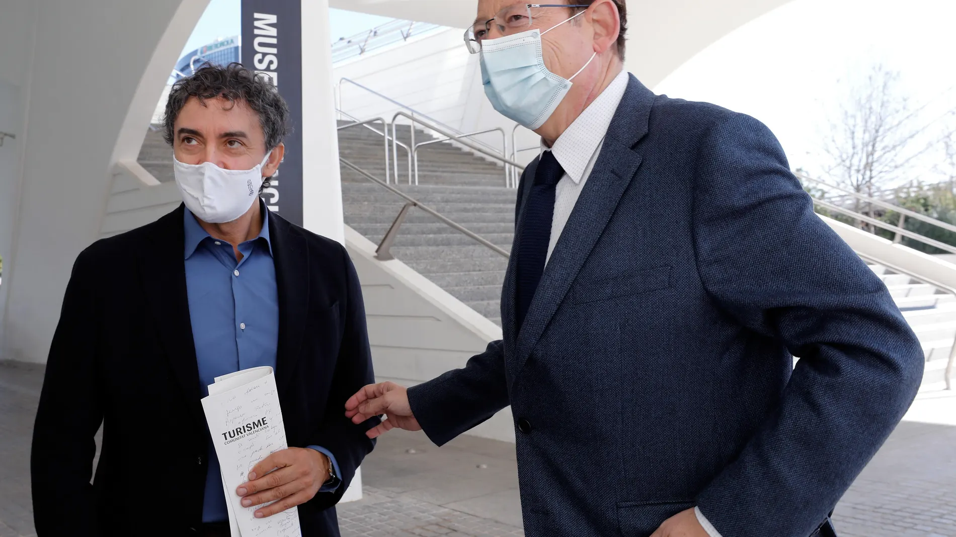 El presidente de la Generalitat, Ximo Puig junto al secretario autonómico de Turismo, Francesc Colomer (i) al inicio de la presentación del programa 'Viatgem CV - Bo Turístic de la Comunitat Valenciana'.