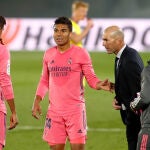 Zinedine Zidane, con Varane y Casemiro