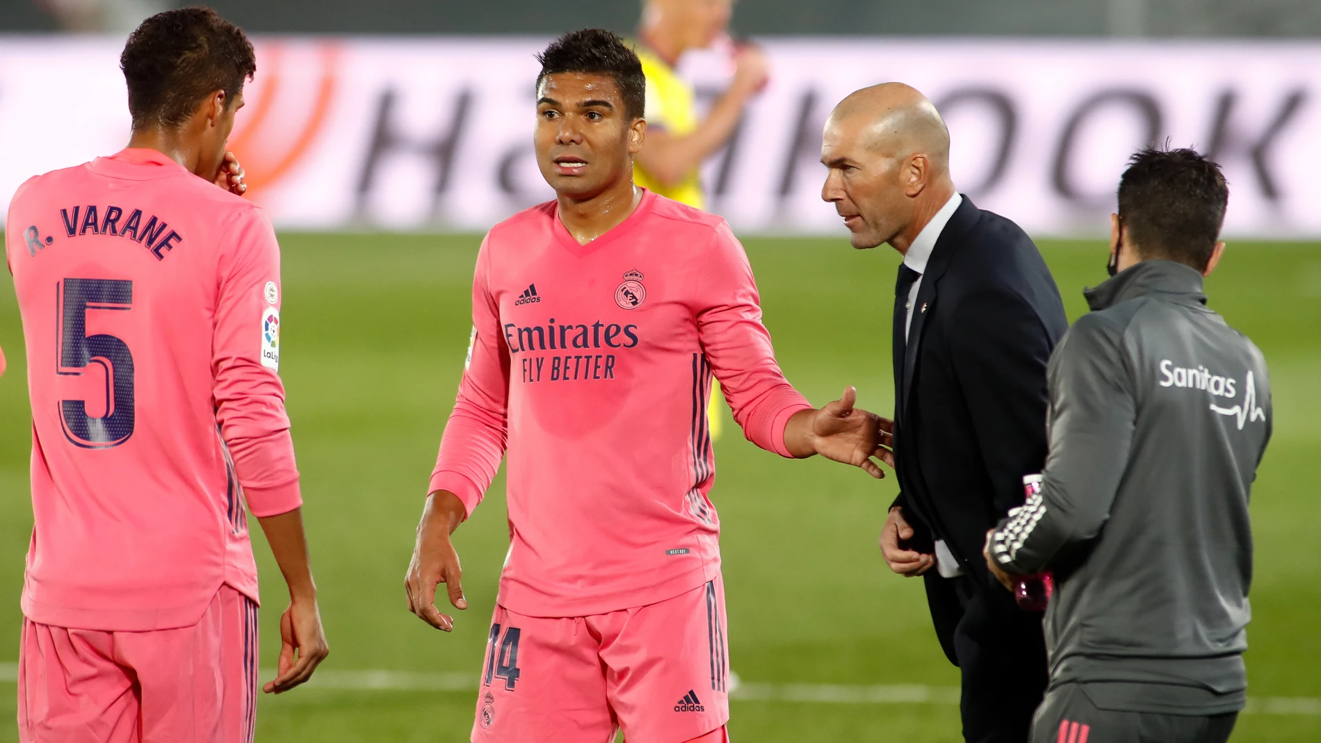 Zinedine Zidane, con Varane y Casemiro