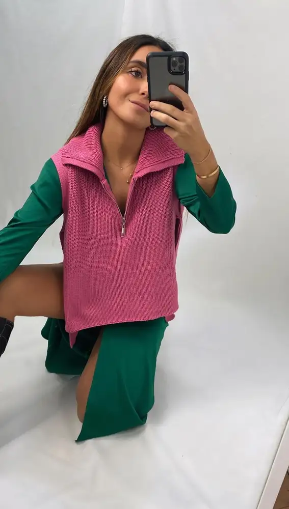 Inés Arroyo con un chaleco de punto rosa y con cremallera 'made in Spain'