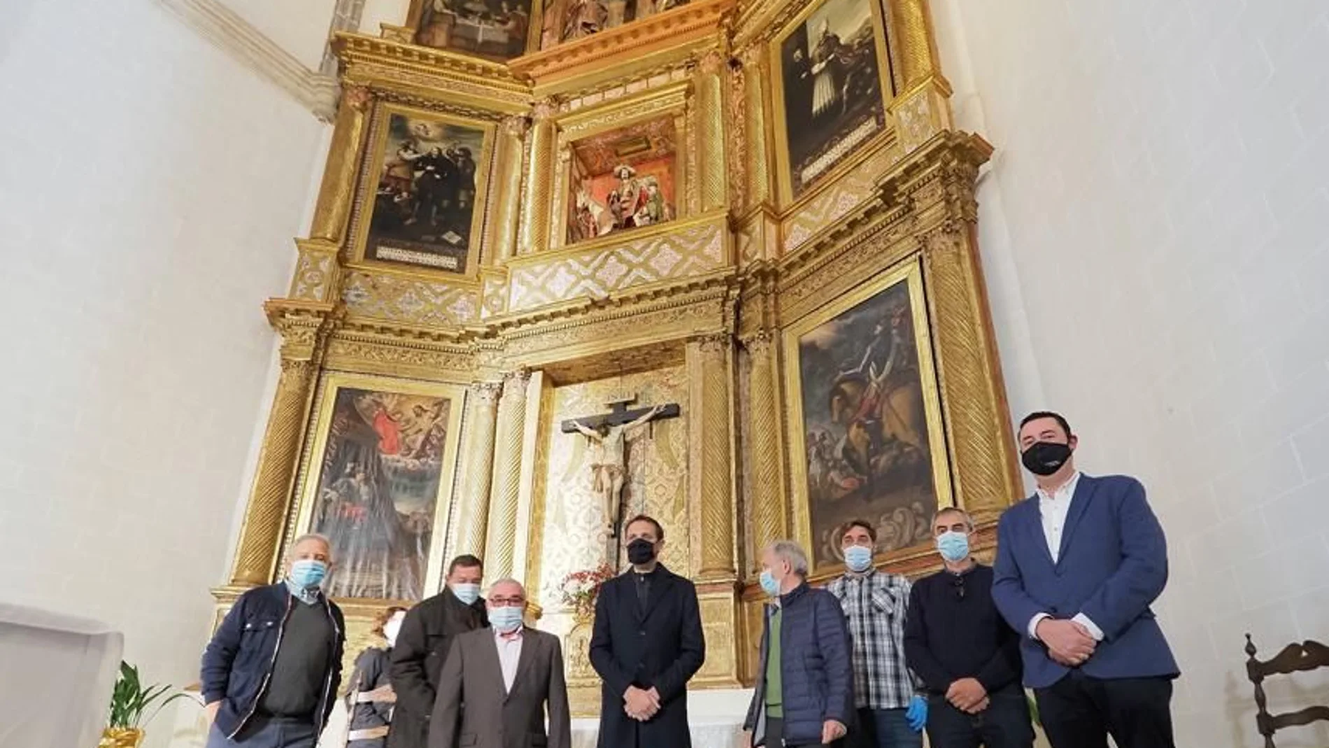 El presidente de la Diputación de Valladolid, Conrado Íscar, junto al alcalde de Mota del Marqués, Gerardo Hernández, ha presidido la recepción del retablo mayor de la Iglesia de San Martín