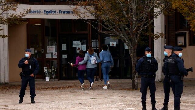 Alumnos se acercan al colegio Bois d'Aulne para depositar flores en homenaje al profesor de 47 años decapitado por un terrorista de 18 años