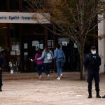 Alumnos se acercan al colegio Bois d'Aulne para depositar flores en homenaje al profesor de 47 años decapitado por un terrorista de 18 años