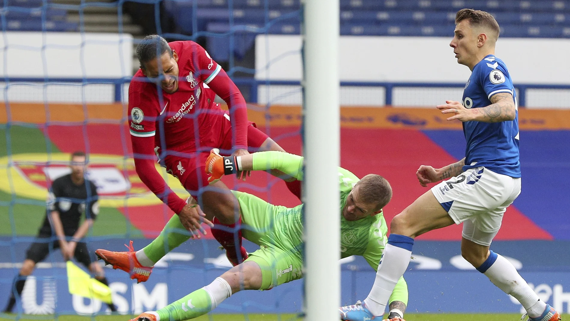 El momento de la lesión de Virgil van Dijk