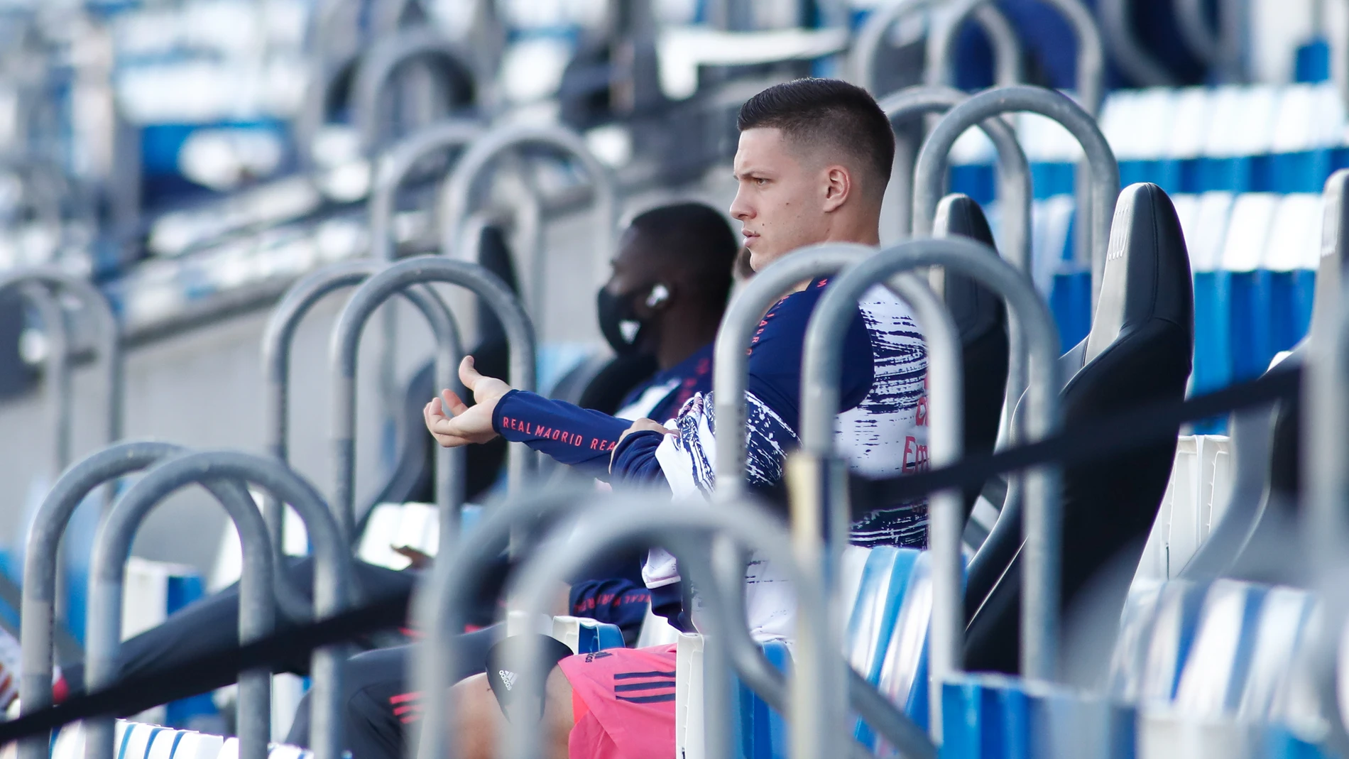 Luka Jovic, en el banquillo en un partido del Real Madrid