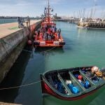 Llegada al muelle de Cádiz de una patera con 22 inmigrantes a bordo. EFE/Román Ríos
