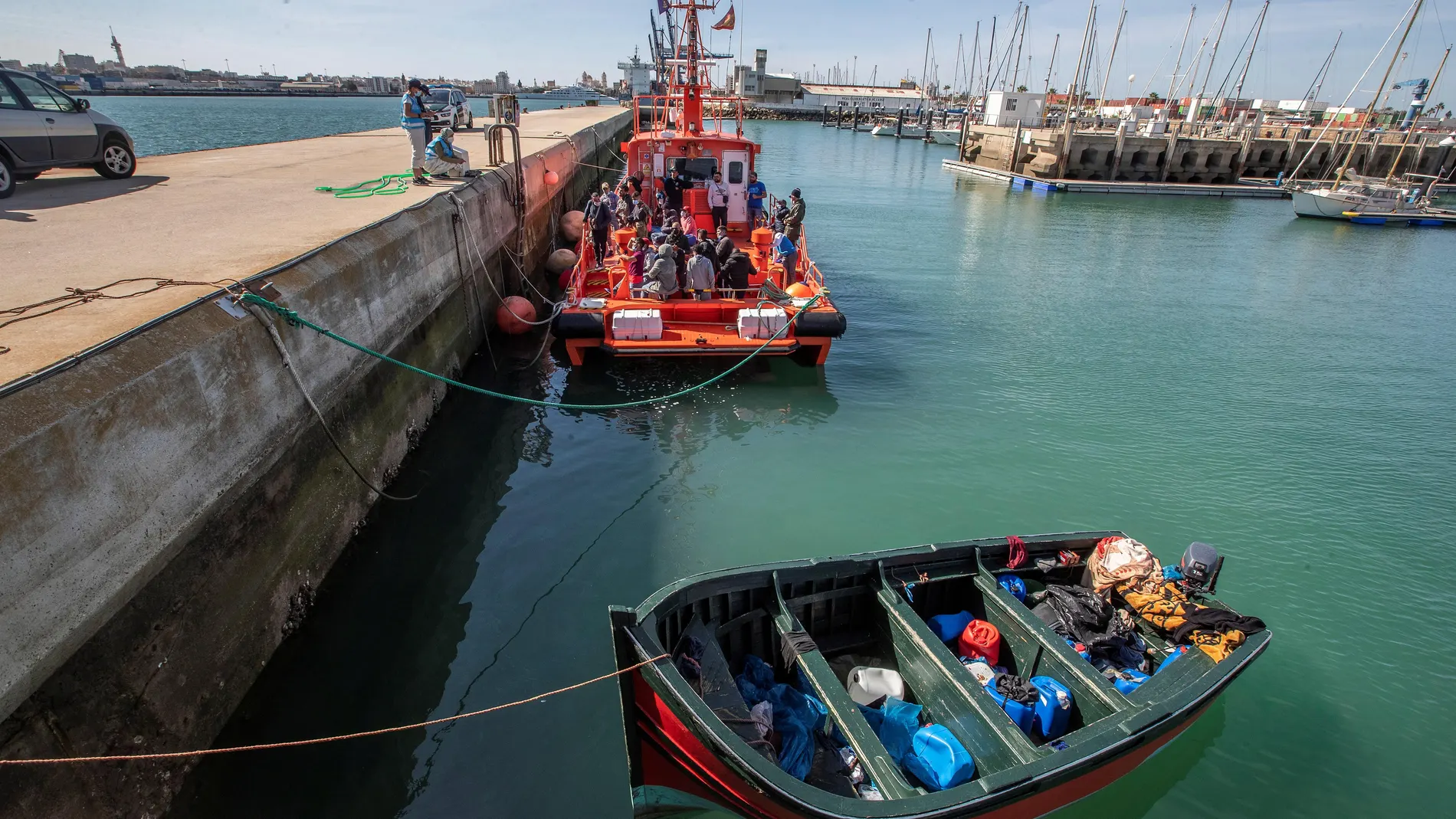 Llegada al muelle de Cádiz de una patera con 22 inmigrantes a bordo. EFE/Román Ríos