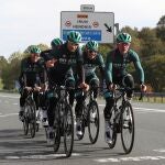 IRUN (GIPUZKOA), 18/10/2020.- Ciclistas del equipo Bora entrenan este domingo en la localidad guipuzcoana de Irun, donde comienza el próximo martes la edición de este año de la vuelta ciclista a España. EFE/Kiko Huesca