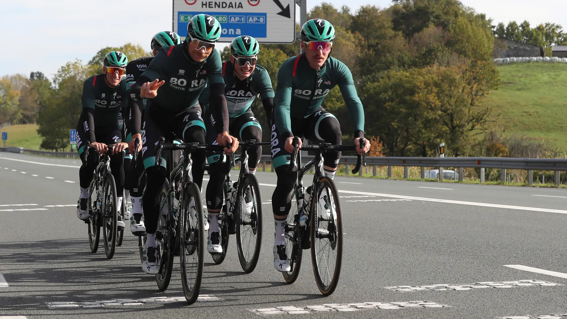 IRUN (GIPUZKOA), 18/10/2020.- Ciclistas del equipo Bora entrenan este domingo en la localidad guipuzcoana de Irun, donde comienza el próximo martes la edición de este año de la vuelta ciclista a España. EFE/Kiko Huesca