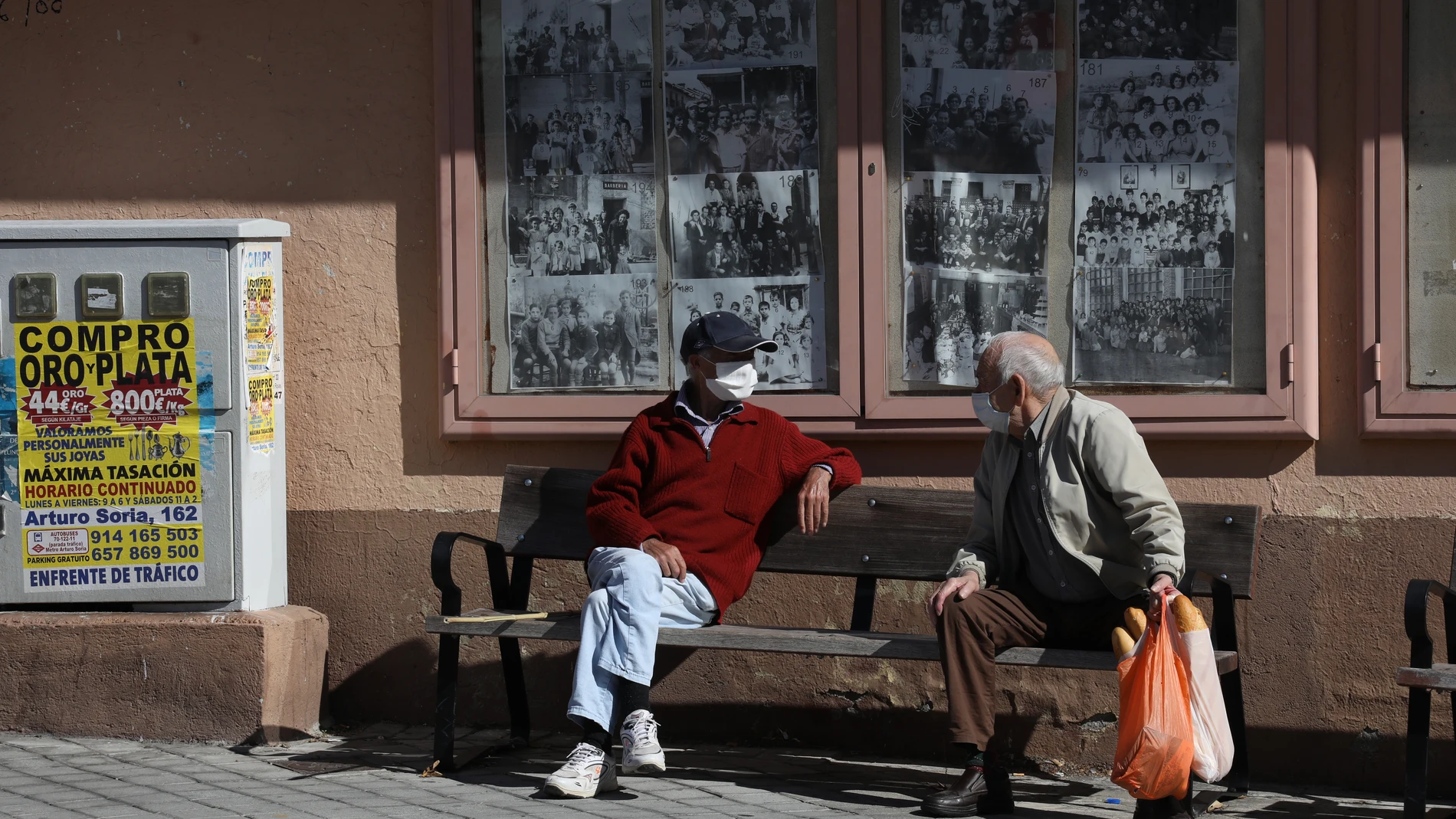 Un par de ancianos conversan en el barrio madrileño de Vicálvaro