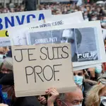 Miles de personas se reunieron el sábado en la Place la République en París para rendir homenaje al maestro asesinado por un terrorista