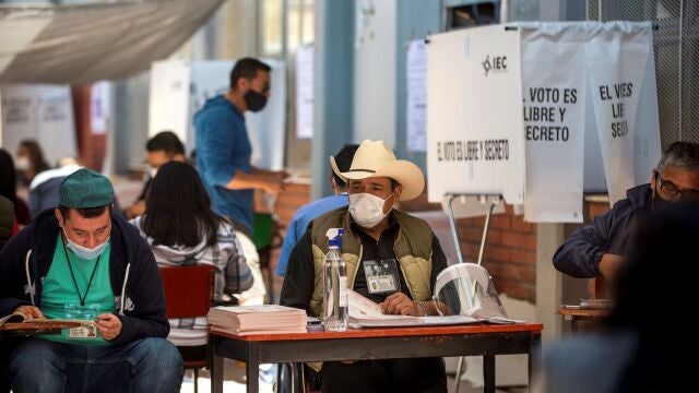 MEX9094. SALTILLO (MÉXICO), 18/10/2020.- Ciudadanos acuden a emitir su voto este domingo, en el municipio de Saltillo en el estado de Coahuila (México). Unos 4,4 millones de votantes acudirán este domingo a las urnas en los estados mexicanos de Coahuila y de Hidalgo para renovar 109 cargos públicos tras siete meses de aplazamiento por la pandemia de la covid-19. EFE/Miguel Sierra