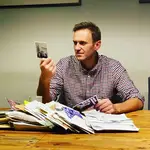 Alexei Navalni lee cartas que le mandan sus partidarios