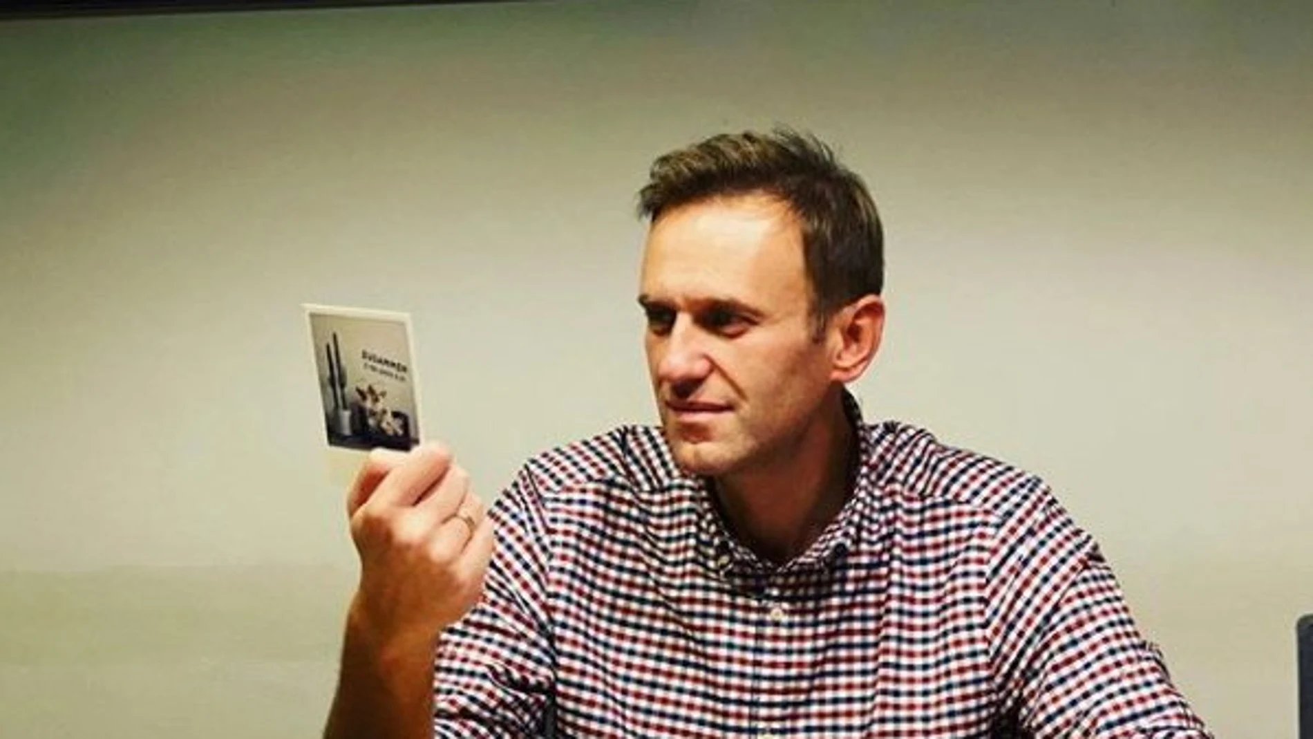 Alexei Navalni lee cartas que le mandan sus partidarios