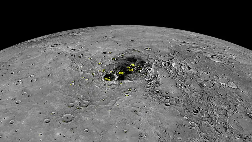En esta imagen aparece marcado el contorno de los depósitos de hielo detectados en el fondo de algunos cráteres de Mercurio.