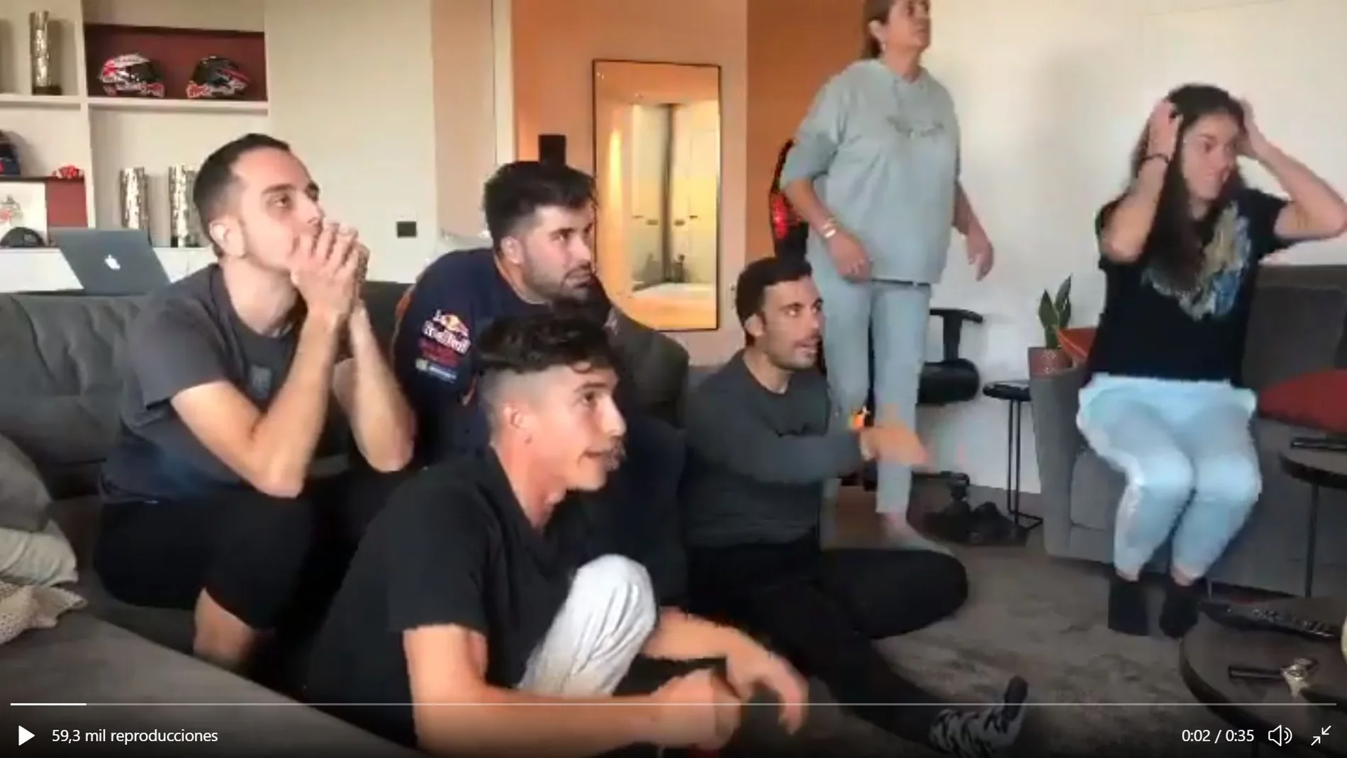 Marc Márquez siguió por la tele desde casa la carrera de Aragón