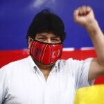 Evo Morales levanta el puño a su llegada a una rueda de prensa en la sede del MAS en Buenos Aires, Argentina