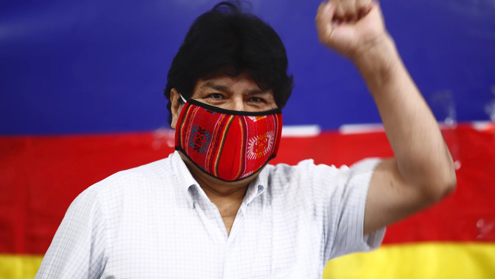 Evo Morales levanta el puño a su llegada a una rueda de prensa en la sede del MAS en Buenos Aires, Argentina
