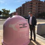 Sarbelio Fernández, alcalde de Arroyo de la Encomienda, en uno d elos iglús rosas contra el cáncewr de mama
