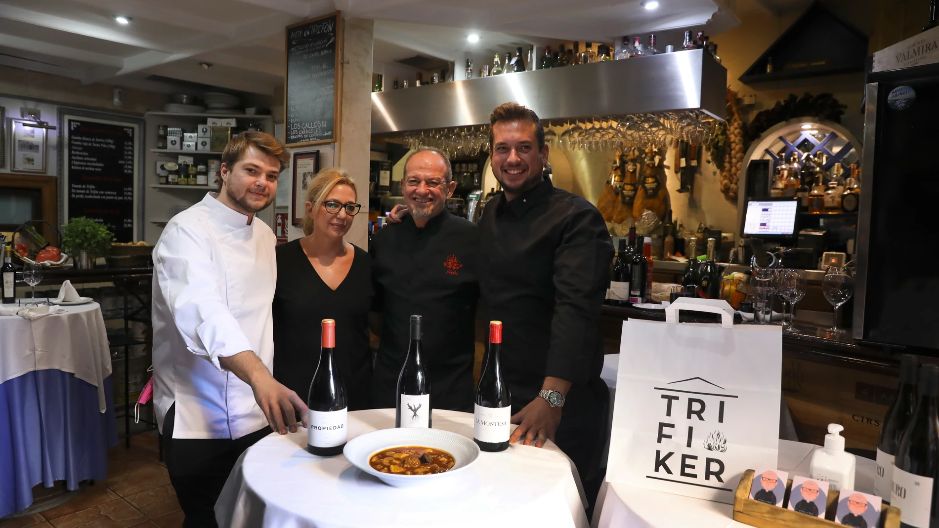 14/10/20 Madrid. Calle AyalaRestaurante Fogón de Trifón. Especialidad en Callos a la Madridleña.De izquierda a derecha:Iker Trifón, Marisa Pinillos, Jorge Trifón y Jorge Trifón hijo.@Cipriano Pastrano