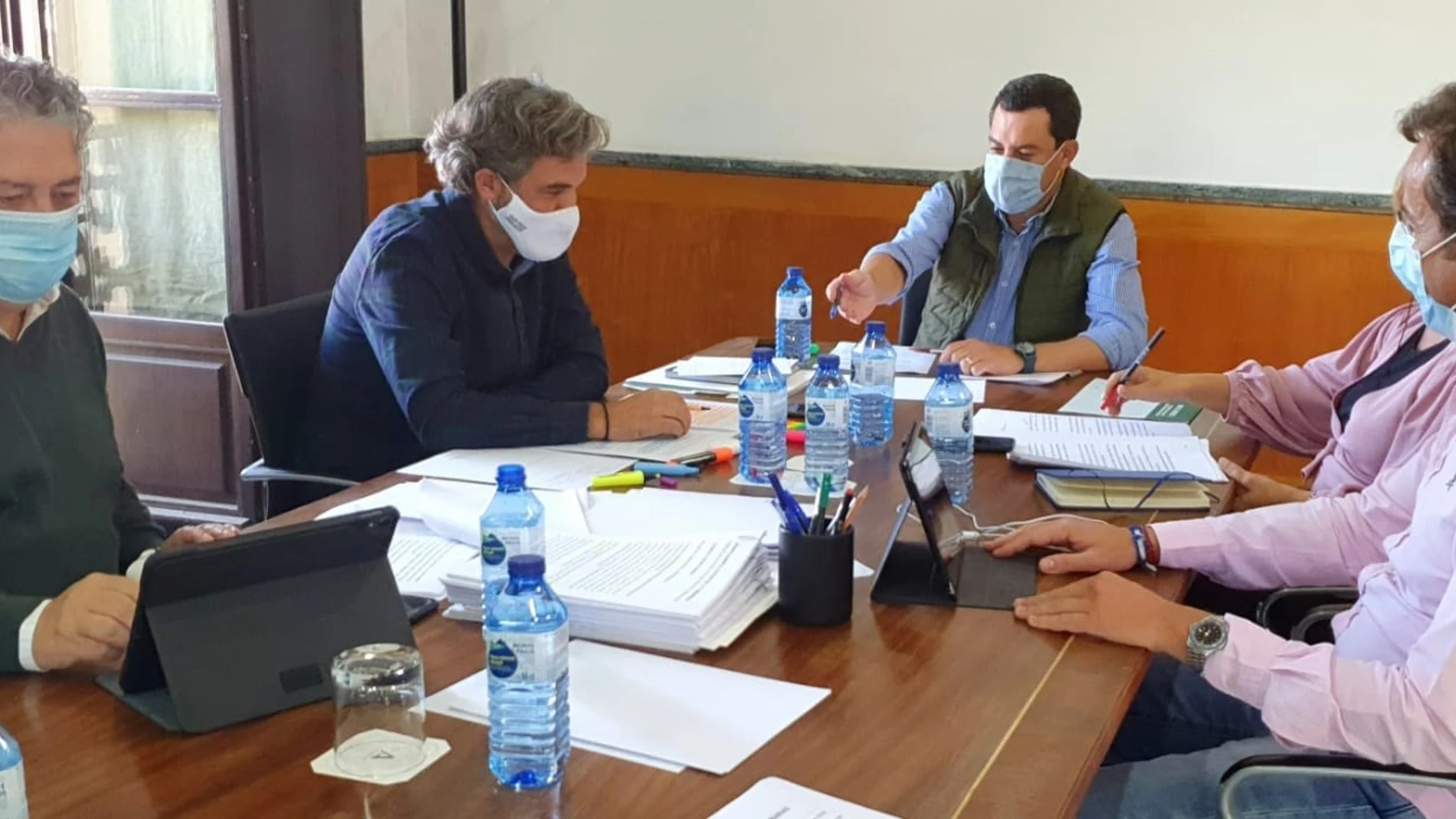 El presidente de la Junta de Andalucía, Juanma Moreno, en una reunión con su equipo de trabajo el fin de semana previo a su primer Debate sobre el estado de la Comunidad como presidente