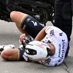 Alaphilippe, tendido en el suelo después de su caída en Flandes
