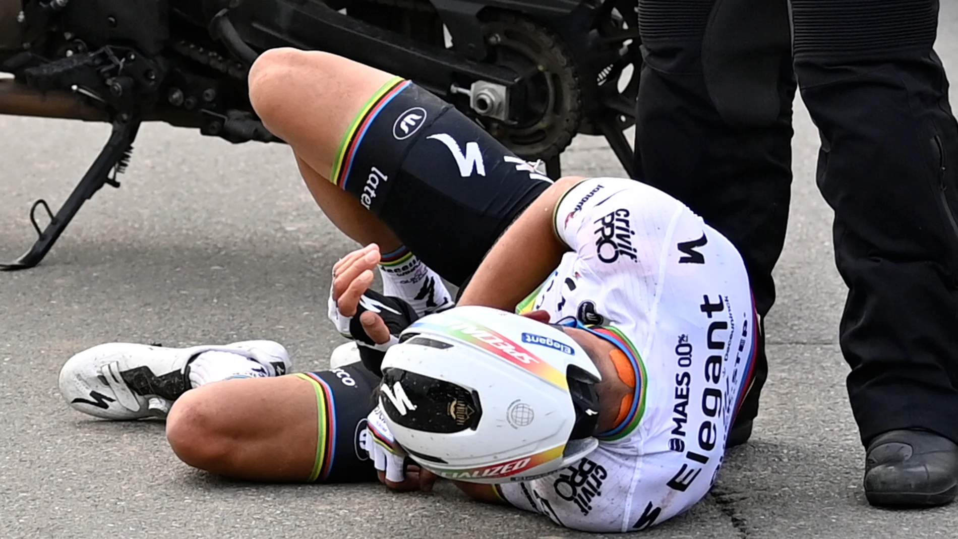 Alaphilippe, tendido en el suelo después de su caída en Flandes