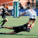 BURGOS, 18/10/2020.-Richard Drummond Stewart, del Lexus Alcobendas Rugby y David Barrios, del SilverStorm El Salvador durante la final de la Copa del Rey que se ha disputado en Burgos.-EFE/Santi Otero