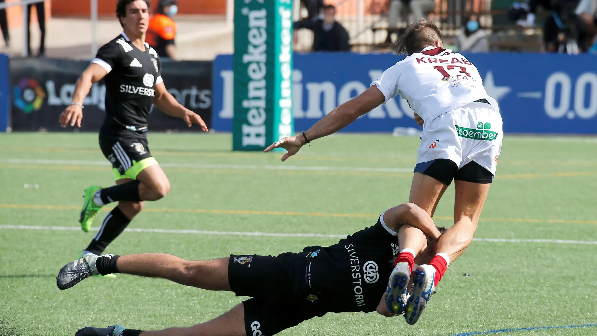 BURGOS, 18/10/2020.-Richard Drummond Stewart, del Lexus Alcobendas Rugby y David Barrios, del SilverStorm El Salvador durante la final de la Copa del Rey que se ha disputado en Burgos.-EFE/Santi Otero