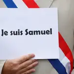 Una persona sujeta un cartel con la frase &quot;Je suis Samuel&quot; en tributo a Samuel Paty, el profesor francés asesinado por un yihadista en París, durante la manifestación multitudinaria en repulsa.
