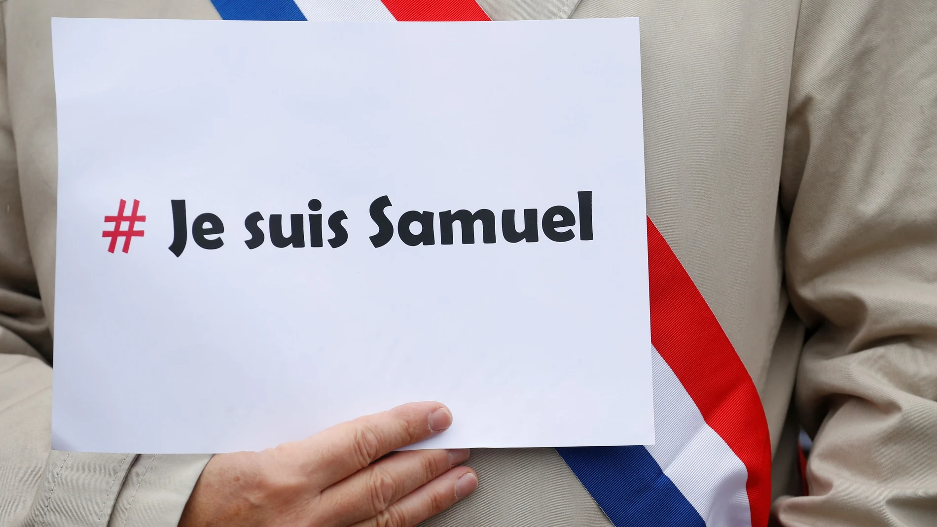 Una persona sujeta un cartel con la frase "Je suis Samuel" en tributo a Samuel Paty, el profesor francés asesinado por un yihadista en París, durante la manifestación multitudinaria en repulsa.