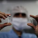 Vista de dos ampollas con muestras de la vacuna contra la Covid-19, hoy, en el laboratorio de BioManguinhos, el instituto de producción de inmunobiológicos de la Fundación Oswaldo Cruz, en Río de Janeiro (Brasil). EFE/ Antonio Lacerda
