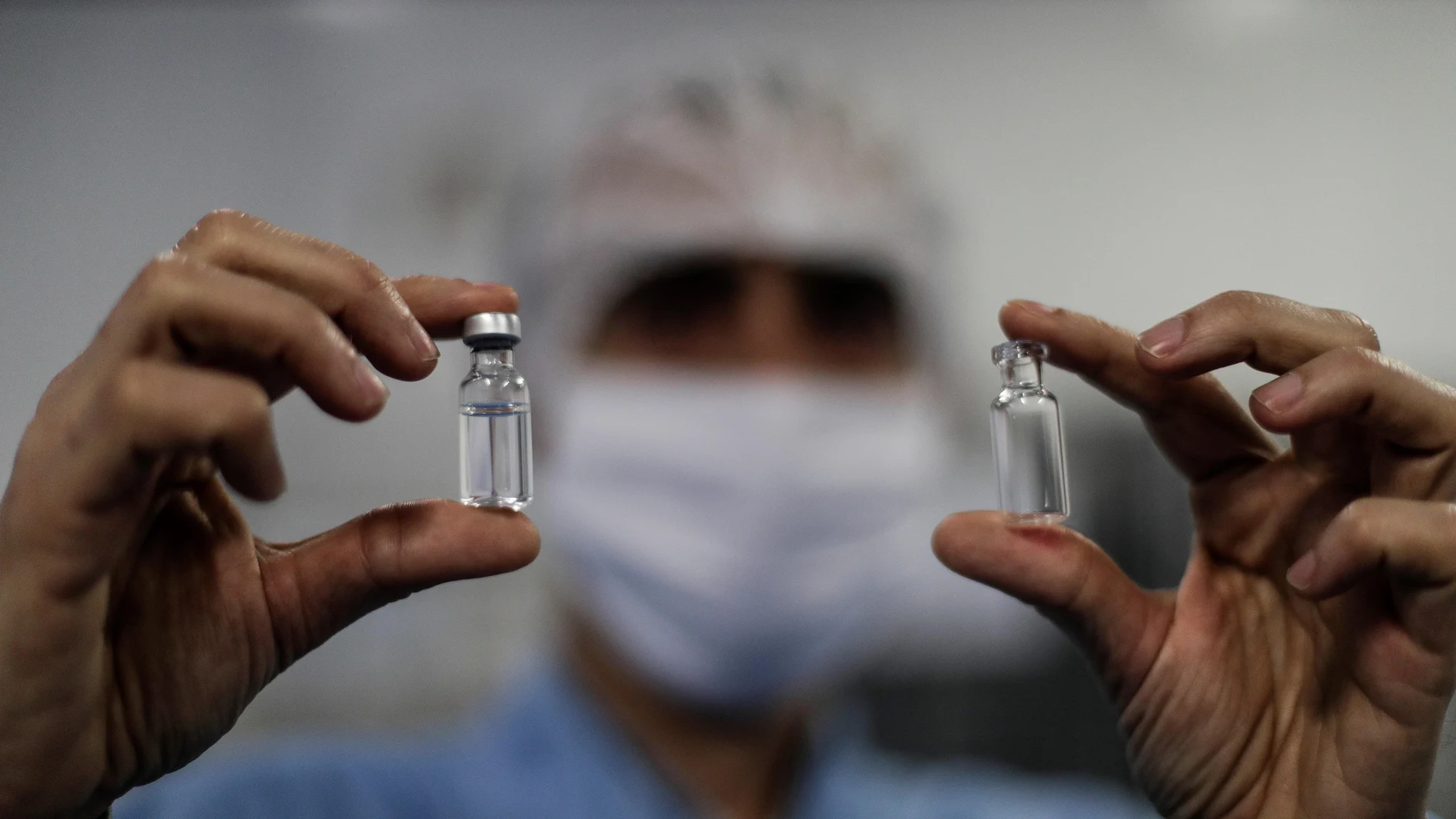 Vista de dos ampollas con muestras de la vacuna contra la Covid-19, hoy, en el laboratorio de BioManguinhos, el instituto de producción de inmunobiológicos de la Fundación Oswaldo Cruz, en Río de Janeiro (Brasil). EFE/ Antonio Lacerda