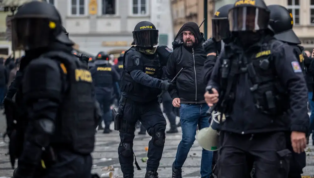 Antidisturbios detienen a un manifestante en Praga