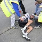 Julian Alaphilippe es atendido en el suelo