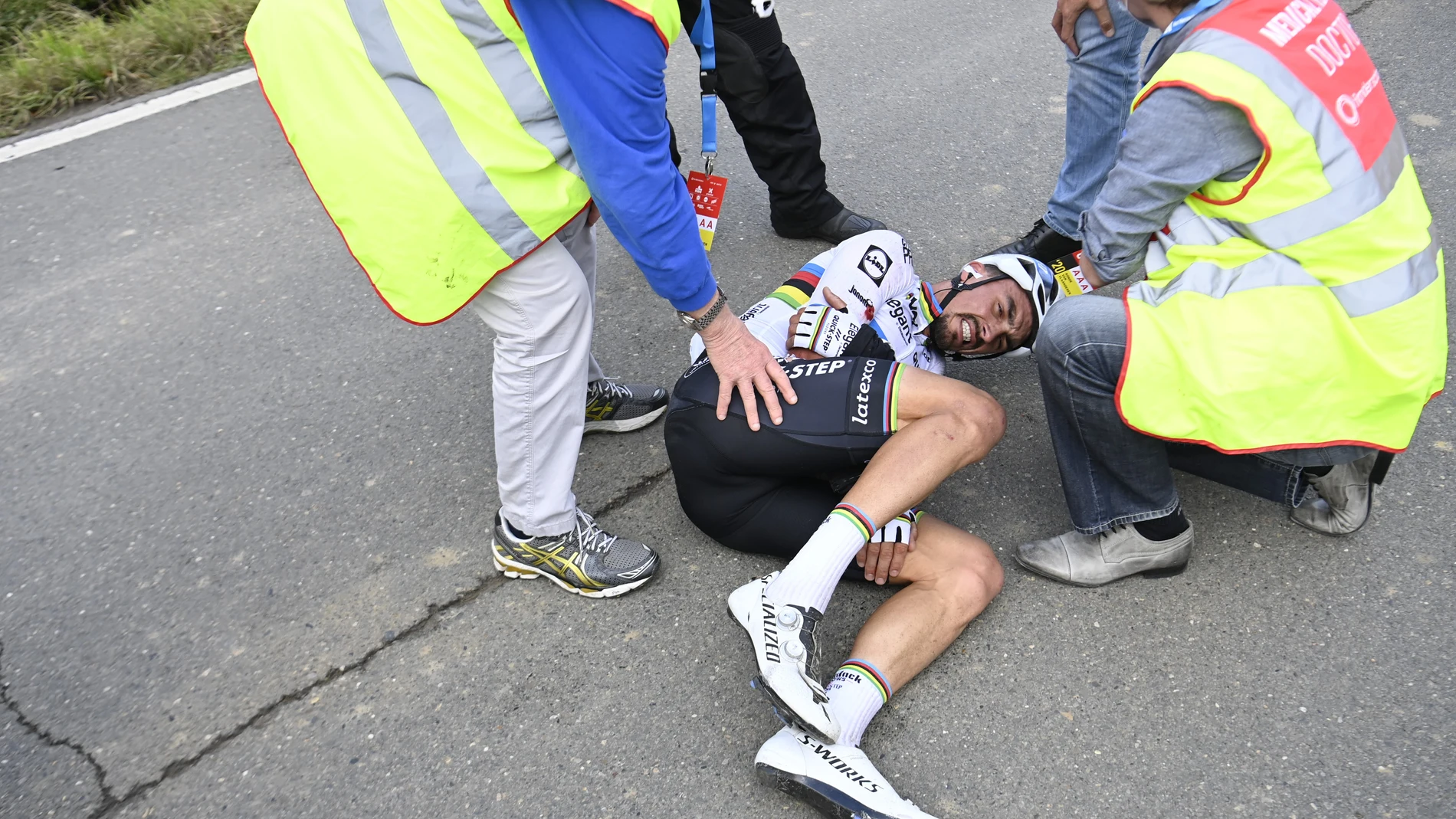 Julian Alaphilippe es atendido en el suelo