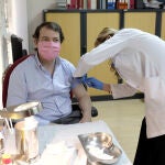 El presidente de Castilla y León, Alfonso Fernández Mañueco, se vacuna contra la gripe